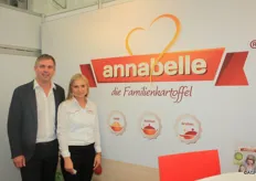 HZPC presenteerde o.a. de Familie-aardappel 'Annabelle'. Feico Born en Dorota Zietek Borchfeldt bij het logo. Feico vertelt dat Annabelle in Duitsland erg popualair is en hij ziet nog veel potentie voor het ras