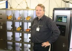 Chris Verhoeven van Automaten Centrale. Hij is de dealer van Roesler-automaten in Nederland en België.