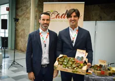 Victor Folk & Juan Gallego van La Palma laten de Adora tomaat zien
