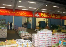 Importeur en groothandel Karl Balcer met op de voorgrond het druivenassortiment