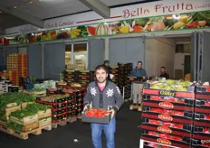 "Omer Toklu is verkoper bij Bella Frutta. Hij geeft aan dat zo'n 50 tot 60% van hun producten uit Nederland komen. "We waarderen de Hollandse producten om hun goede kwaliteit."