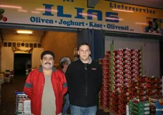 Verkopers van Ilias. Ilias is opgericht in 1990 en levert naast groenten en fruit ook olijven, kaas en yoghurt. Qua productaanbod komt er veel uit Nederland en België. (www.ilias-hannover.de)