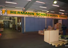 Hermann Scheemann levert met name fruit. Eigenaar Wilhelm Hermann vertelde dat augustus een moeilijke maand was. (www.fruchthandel-schneemann.de)