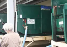 Het schilafval wordt geperst en als veevoer afgevoerd met deze containers.