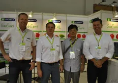 Luuk Runia (Greenhouse Solutions Asia), Dick van de Kop, Tjeng Jiaqi en Dick Verkade van Greefa.
