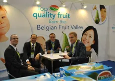 vlnr: Thomas (BFV) , Marc van Vooren (ILTOM Trading Company), Dominique Keersebilck (REO Veiling) en Marc Evrard (BFV). Er werd veel promotie gemaakt voor de Truval peren.
