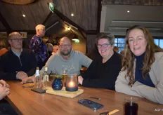 Een tafel vol met groentevakmanschap vlnr Frank Zwaan, Jos Vugt, Brenda Vugt en Marcha Zwaan
