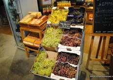 Een extraatje bij de kassa: extra aandacht voor seizoensproduct druiven uit Griekenland en Spanje.