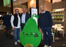 Georgios Stergiov van Edeka op bezoek bij Christophe Van Haelst en Francesc Salata Costa van VHM Trade en Van Haelst Fruit