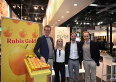 Tom Lemmens, Kaatje Stiers, Pieter Devos en Louis Decleene van Devos Group. Het bedrijf had de Rubis Gold appelen weer een prominent plaatsje op de stand gegeven.