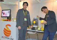 Wataru Ichijo en Ryo Takeshita van Astra Incorporation. Astra maakt machines voor het schillen van AGF. Het product wordt in Nederland door Synergy Systems verkocht en de service verleend.
