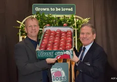  Teunis Sikma van Fresh Forward en Adriaan Vis van FruitMasters poseren trots met de Bloss-appel