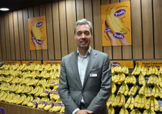 Noud Werner van Fyffes poseert bij het bananenmerk Trudi's