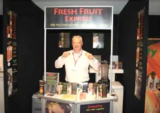 "Uko Vegter, eigenaar van Fresh Fruit Express, een concept voor de horeca waarbij 100% puur fruit wordt geleverd. Bedrijven kunnen hier smoothies en sappen van maken. Volgens Uko blijft het concept groeien. "We leveren nu 7 soorten fruitsmoothies en 3 groenten."
