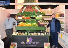 Domus en Rik de Jonge van KG Specialty waren voor het eerst op de beurs en hadden flink uitgepakt met hun vers gesneden groenten en fruit