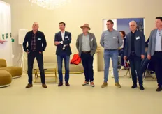 Jarno stelt het buitendienstteam voor: vlnr William van der Vegt (markten), Johan Dijkgraaf (eindverantwoordelijke buitendienst), Dik Vogelaar (presentatie en innovatie), Jacco de Lange (Noord-Nederland), Lex van der Meer (West- en Zuid-Nederland), Toon de Vos (Zuid-Nederland en België) en Koos Deij (boerderijwinkels). 