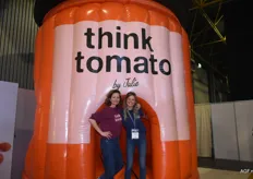 Isabelle Platteeuw en Julie D'heygere van Think Tomato. Het bedrijf had speciaal voor de gelegenheid een grote opblaasbare pastapot meegenomen