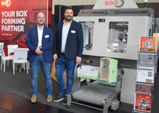 Pieter de Ridder en Max Busscher van Boix poserend bij de Q2400 dozenopzetmachine.