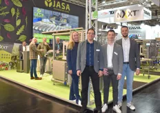 Denise Baths, Ivo Luijcks, Jeffrey Gartz en André Teiting (Jasa Duitsland) van Jasa. De Jasa Next is een verticale verpakkingsmachine die nog niet lang geleden werd geïntroduceerd.