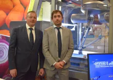Finis en Eillert. René Bannink en Wouter van Raaij. Zij toonden de Vision vierendeel machine voor aardappelen. De machine werd in 2001 ontwikkeld door Finis. De machine kan heel divers worden toegepast voor allerlei snijhandelingen.