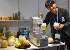 Ryo Takeshita van Astra Inc. Machines voor het schillen, ontkernen, parten, plakjes en/of blokken snijden van fruit. Synergy Systems is in Nederland distribiteur voor dit bedrijf.
