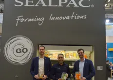 Sealpac is een internationale verpakkingsleverancier voor o.a. de zuivel- en vleesindustrie. AGF, in het bijzonder freshcut en convenience, is weliswaar een kleine, maar wel interessante markt voor het bedrijf, meldt Kevin Groten (r).