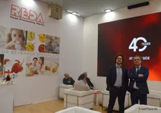 Het Italiaanse Reda vierde onlangs zijn 40-jarig jubileum. Het bedrijf levert hoofdzakelijk pasteuriseerlijnen voor tal van toepassingen, licht Stefano Pivetti (r) toe.