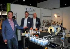 Serge Broekhoven en Guus Simons van BAT Machinebouw met Pierre van Nederkassel van W&R Etiketten.