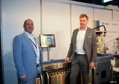 Marc van Luxemburg en Olaf de Haan van DIGI Nederland bij de HI700 weeg/etiketteermachine.