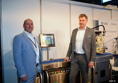 Marc van Luxemburg en Olaf de Haan van DIGI Nederland bij de HI700 weeg/etiketteermachine.