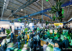 Bezoekers sluiten aan in de rij.