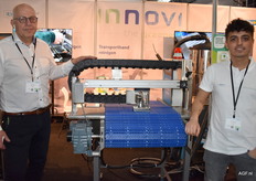 Schakelband transportreiniging met stoom. Vuil wordt direct afgezogen en de band gedroogd. Gerrit Visser en Ahmed Bakbash van Innovi.