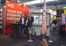 Pieter de Ridder, Sandhia Debisarun  en Kelvin Ruijsch van Boix Europe poserend bij de schalenopzetmachine MCT-2 die tot 11.000 schalen per uur opzet.