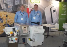 Marc van den Oever en René Weernink van Heat & Control poserend bij de MS21 Multi Spectrum Metal Detector. Zelfs de kleinste deeltjes worden getraceerd.