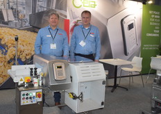 Marc van den Oever en René Weernink van Heat & Control poserend bij de MS21 Multi Spectrum Metal Detector. Zelfs de kleinste deeltjes worden getraceerd.