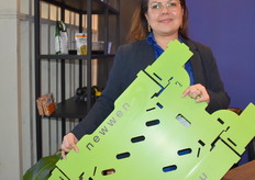 Diana Hernandez van Newwen met een plano herbruikbare doos die ook in de AGF sector toegepast wordt. De doos is gemaakt van polypropyleen en is 100% recyclebaar. De verpakking bevat AI technologie en is voorzien van QR code, bar code en RFID code waarmee verschillende software systemen aan elkaar gekoppeld kunnen worden.
