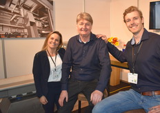 Denise Kokshoorn, de jarige Richard van der List en Jim Zuidgeest van Bodijn Machinewerken. Zij leveren trilgoten en transportbanden voor de voedselverwerkende industrie.
