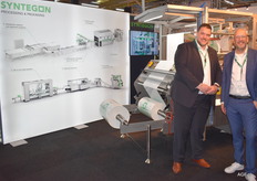 Eric Schipper en Gert-Jan de Jong van Syntegon bij de SVX Agile flowpacker.