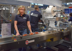 Nicole Jordens van Zwager techniek poseert bij de flowpackmachine Auriga. De machine is sinds kort opgenomen in het assortiment van Zwager Techniek. Er zijn diverse modellen te leveren voor het verpakken van b.v. tomaten, paprika, andijvie etc.