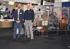 Olivier en Gabriele vasn Reepack, zij poseren op de stand van Zwager Techniek bij de Reflow 200, een RVS hi-speed flowpacker.