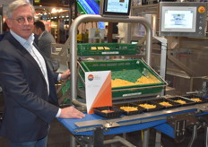 Dutch Weighing Company, Jan Damen bij een uitweegstation voor maaltijdcomponenten en verse kruiden.