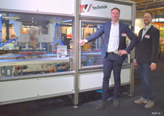 Bastiaan Krijger en Michael Ots van KV Techniek. Zij toonden de casepack machine "Fruitpacker". Deze machine verpakt 95 punnets per minuut in een omdoos/krat. Alle uiteenlopende formaten in punnets, kratten en dozen kunnen ermee verpakt worden.