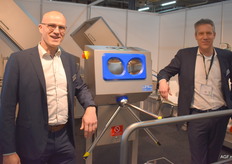 Jaco Wolters en Guustaaf Hoekstra van Lets BV poserend bij een hygiënesluis. Lets is ook leverancier van kistenwasmachines.