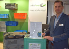 Hans van Noesel van Schiphorst transport- en opslagsystemen. Noviteit op de beurs was een kunststof bak van erwtenvezels. De bak bevat 20% erwtenvezel en is daarmee duurzamer geworden.