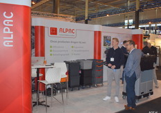 Alpac Kunststof bakken en pallets bv levert kunststof bakken, pallets en palletboxen.