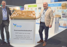 Leen van Bochove en Raymond Griekspoor van BVP Verpakkingen staan bij het duurzaamheidsdoolhof. Wegwijs worden in de regelgeving rond verpakkingen.