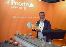 Dinant Van Acquoy van Poorthuis Packaging. Leverancier van karton, Rpet, PP emmers, shakers en schalen. Dinant toont de M-pet tray voor mixgroenten.