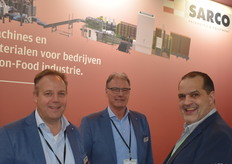 Rechts Ton Theunissen van Zespri die een bezoekje bracht aan de beurs en even aan kwam bij Sarco. Links Jaap van der Sar en daarnaast Hans Peelen.