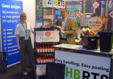 HB RTS is poolsysteem voor kratten en pallets. Floor de Huu en Ronald Kloppert poserend bij een display voor bv potkruiden, aardappelen  etc.