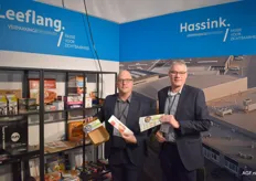 Michiel Uijl en Ronald Burggraaff van Hassink verpakkingsdrukwerk. Het bedrijf maakt vouwkartonproducten die voor 80% food gerelateerd zijn. Op de foto tonen zij een verspakket doos met kartonnen sleeve.